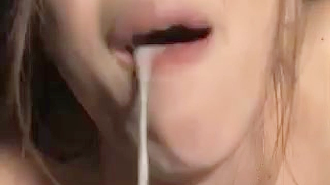性感裸体美女拥有迷人胸部，在室内口交男友