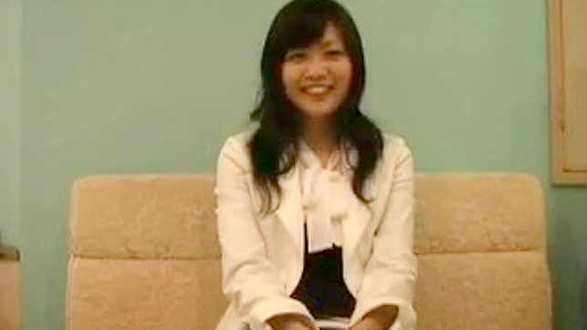 性感的日本美女在室内等待她的性伙伴