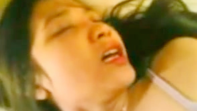 任性火辣的亚洲美女正在自慰她的毛茸阴户