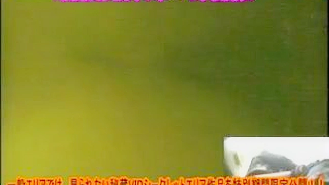 直男热恋的日本娃娃正在公共场所进行互动