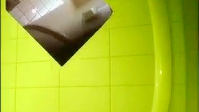 直男热恋的日本娃娃正在公共场所进行互动