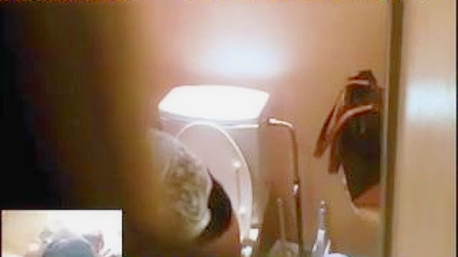 胜利诱人的日本女孩在厕所里搞事情