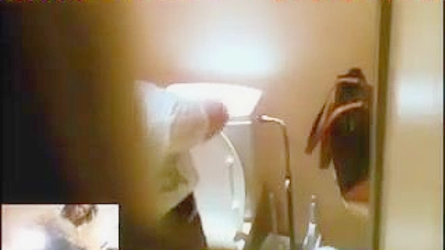 胜利诱人的日本女孩在厕所里搞事情