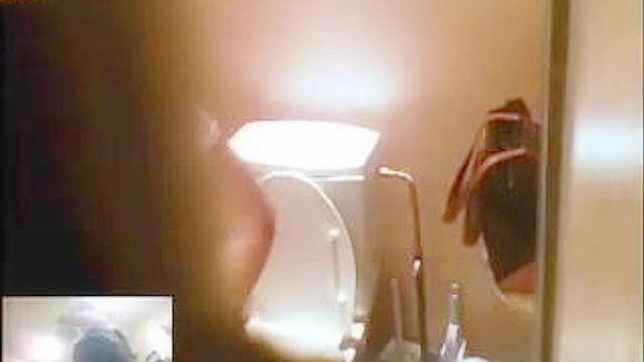 胜利诱人的日本女孩在厕所里搞事情