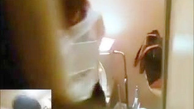 胜利诱人的日本女孩在厕所里搞事情