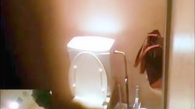 胜利诱人的日本女孩在厕所里搞事情