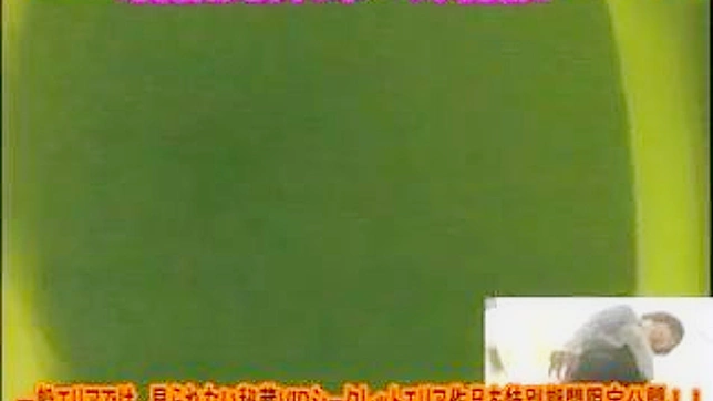 穿着牛仔裤的日本美女在公共场合做爱动作