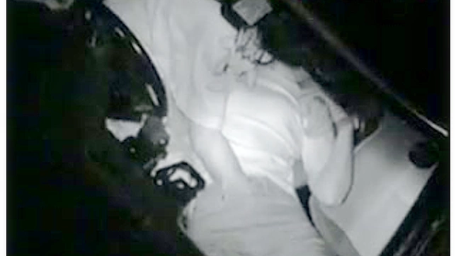 业余男在户外车上自慰她的阴道