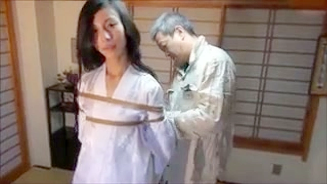这名熟练的日本人喜欢被束缚做爱