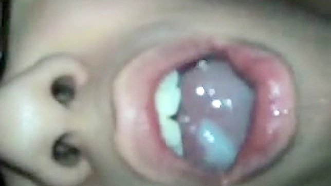 这位年轻的同性恋希望他的伴侣在他嘴里射精。