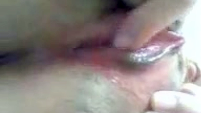 裸体的日本女人正用手指刺激她饥渴的情欲通道。