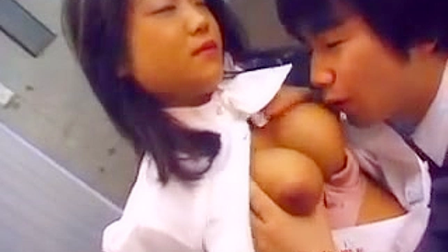 日本美乳小妖精吸吮巨大阳具令人惊叹