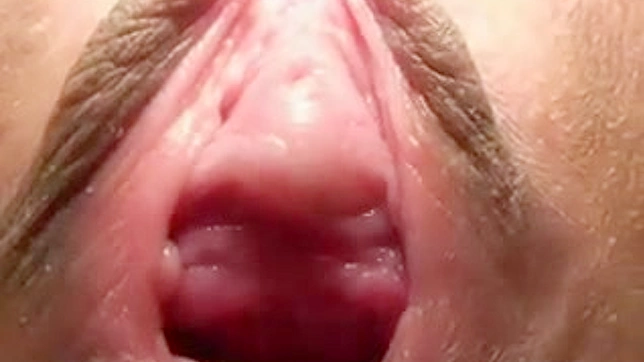 丰满的日本女孩正在自慰她的光滑私处