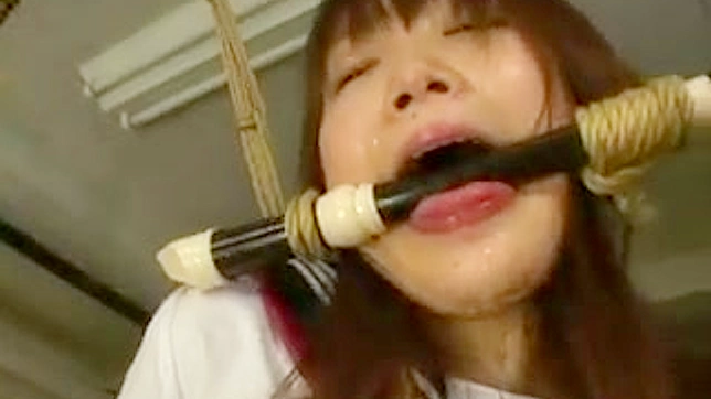 被绑住的亚洲女渴望主人手淫她的阴部