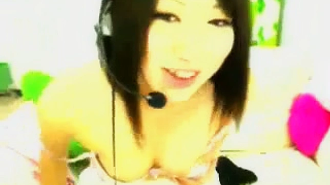 年轻的迷人日本娃娃展示她的天然美乳