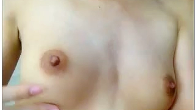 可爱火辣的日本妞儿展示她丰满的胸部