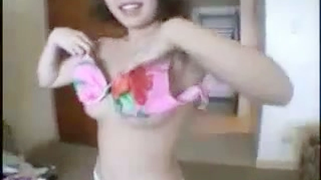 这位丰满的日本美女正在展示她的天然巨乳。