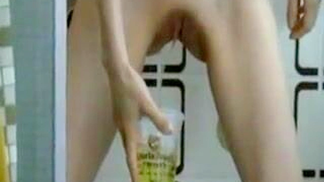 这位疯狂性感的日本美女正在室内干她的事。