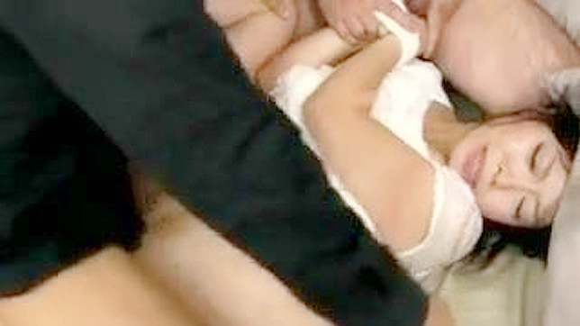 亚洲美女狂野肛交群战，大声尖叫接受所有阳具深入