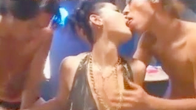 两个帅哥在中央舞台上亲吻火辣的JAV模特