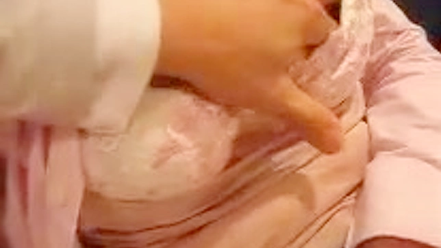小亚裔胸部透过薄纱胸罩隐约显露