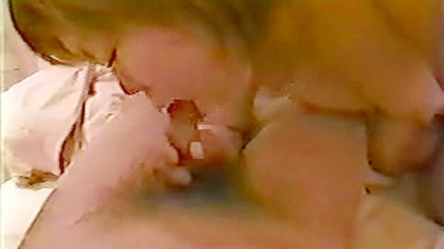 短发亚洲熟女吮吸浓情牛奶般的美味阳具