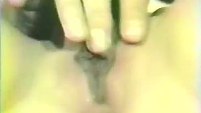 卷发可爱的美女在室内进行深度互动