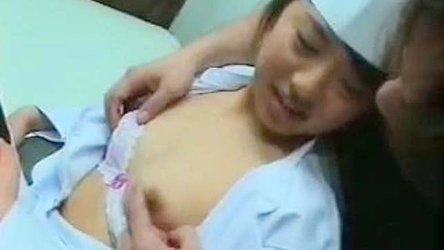 穿制服的日本女友在室内与男友激情啪啪