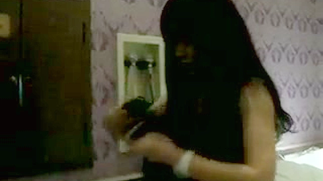 裸体日本美女穿着黑裙正在脱衣