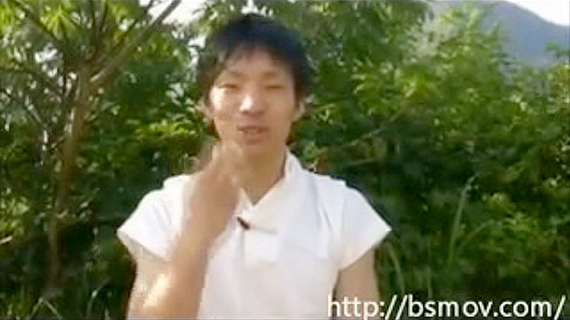 亚洲同志男子站着自言自语