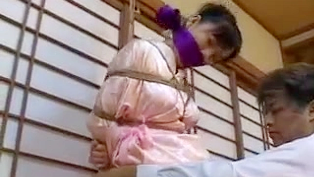 亚洲女妖被绑并穿着睡衣自慰玩耍