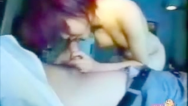 红发美女和日本辣妹在室内进行口交服务