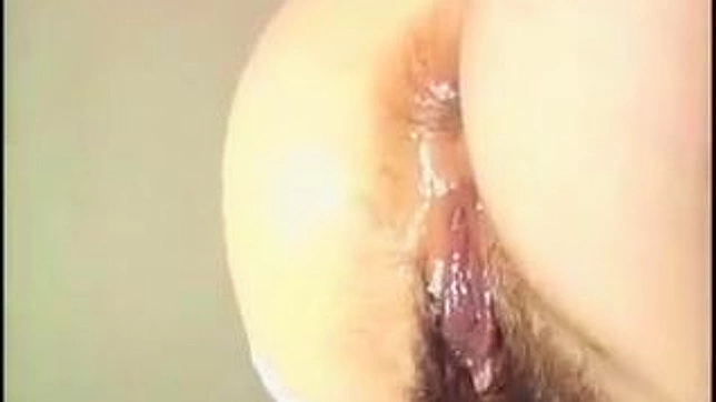 日本高手男用熟练的手指探入她的紧致小穴