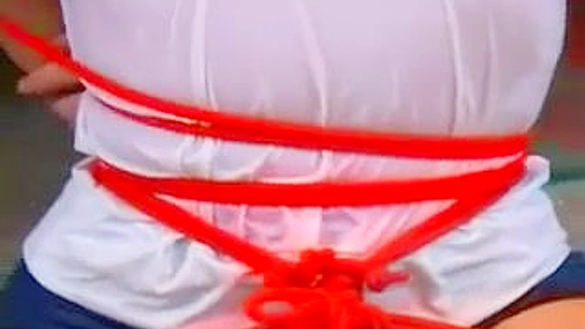 丰满的日本女性在室内进行束缚性行为