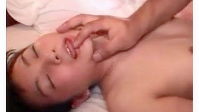 帅气少年被小胸妹骑乘激情做爱