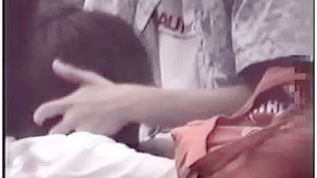 优雅的日本女子跪地口交他的阴茎