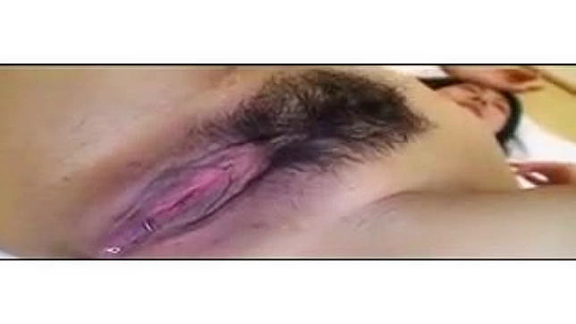 邪恶正直的日本女孩正在满足她的男友需求。