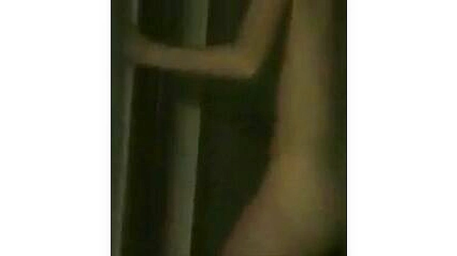 可爱的裸体日本女孩在厕所里做爱