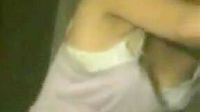 迷人的英俊亚洲女子正在室内互动