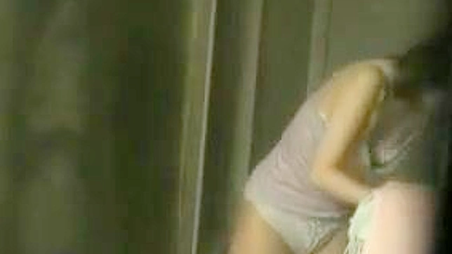 迷人的英俊亚洲女子正在室内互动