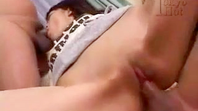 快乐性感的日本女生正在享受三人行激情时刻