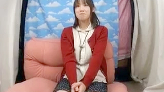 丰满可爱的日本美女在室内激情口交服务