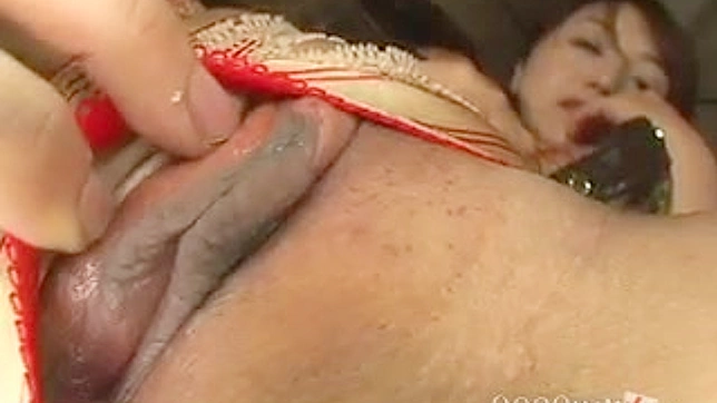 美丽的亚洲少女穿着内裤展示她的私处