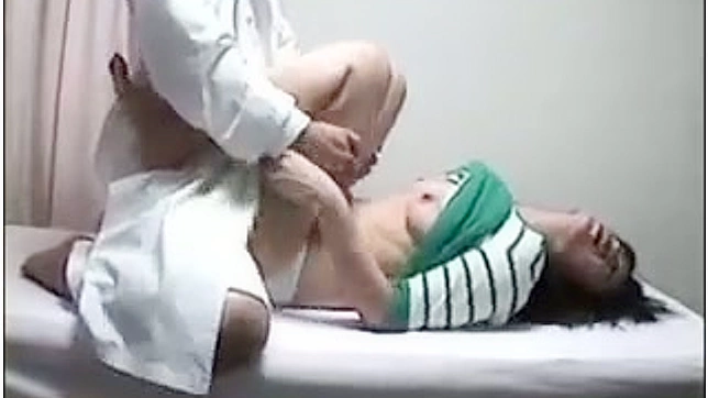 直女患者在室内与医生激情交欢