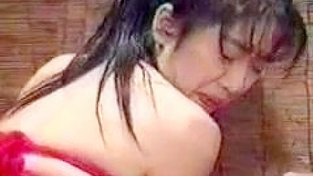 勇敢的小伙伴正在用玩具探索她那诱人的小屁股。