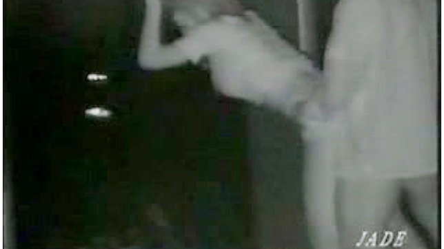 直线男在黑暗中进行激烈的性行为