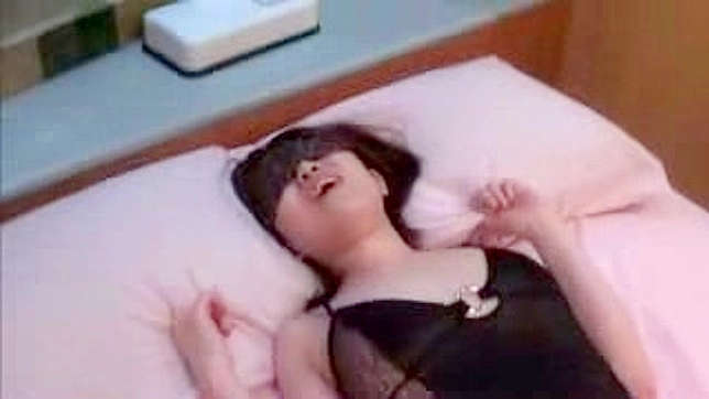 她弯腰用情趣玩具自慰她的阴道