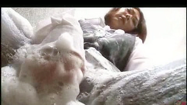 迷人性感的日本美女正在为他口交