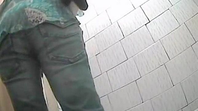 带有毛茸茸阴道的日本娃娃正在厕所里。