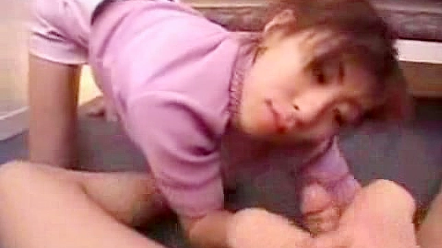 娇小火辣的日本宝贝室内手淫服务